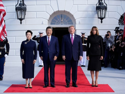 Xi Jinping arriva alla Casa Bianca e stretta di mano a favore delle telecamere dei due leader. Trump: “Concentriamoci su interessi comuni, pace e prosperità”