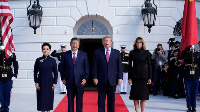 Xi arriva alla Casa Bianca: stretta di mano a favore delle telecamere dei due leader. Trump: “Concentriamoci su interessi comuni, pace e prosperità”. Il presidente cinese: “Collaborare con sincerità”