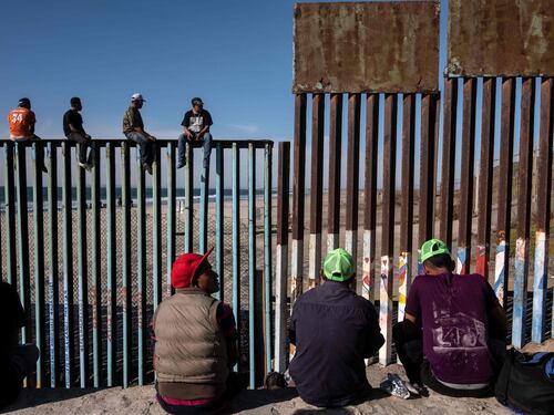 Usa, la polizia di frontiera raccoglie il Dna dei migranti illegali