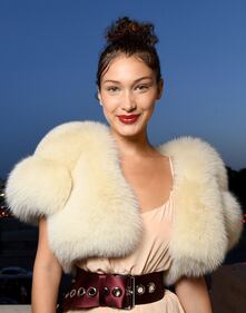 Bella Hadid sexy in costume rosso  11