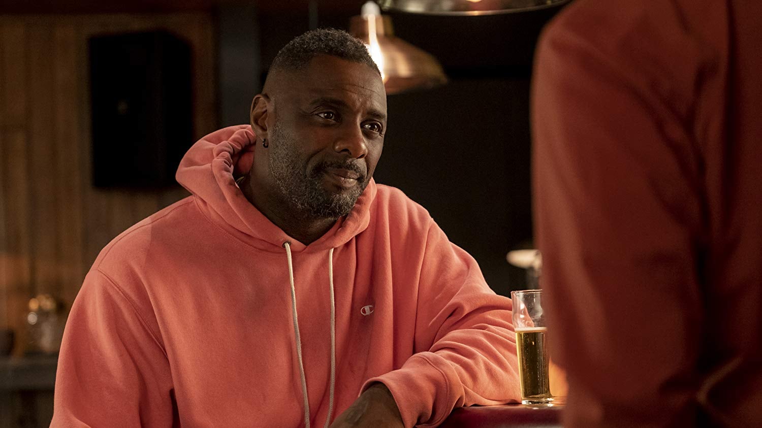Turn Up Charlie, non basta Idris Elba a salvare la serie