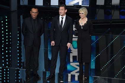 Sanremo 2017, Maria De Filippi e il bacio agli ospiti 10