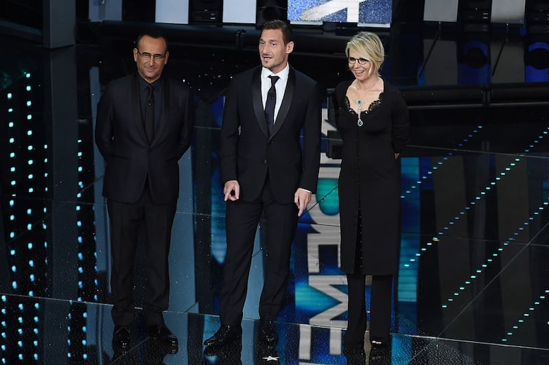 Sanremo 2017, Maria De Filippi e il bacio agli ospiti 10