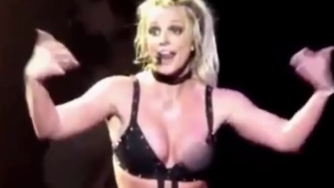 Britney Spears, incidente hot in una tappa del “Piece of me Tour”