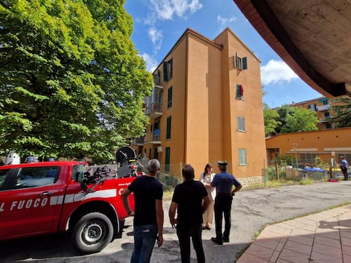 Esplosione in una palazzina di quattro piani a Perugia: crolla il tetto, due feriti gravi