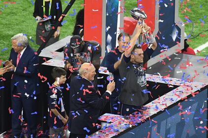 Tom Brady e Gisele Bündchen, il bacio dopo la vittoria del SuperBowl 11