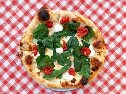 L'Ue fa a fette le pizze tarocche. "Napoletana solo a regola d'arte"