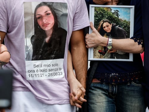 Fiaccolata per Michelle, il papà: "Dov'è lo Stato?". Malore per il fidanzato