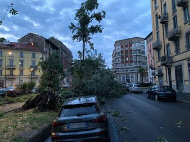 Tempesta su Milano, blocco alla viabilità e problemi ai trasporti 1
