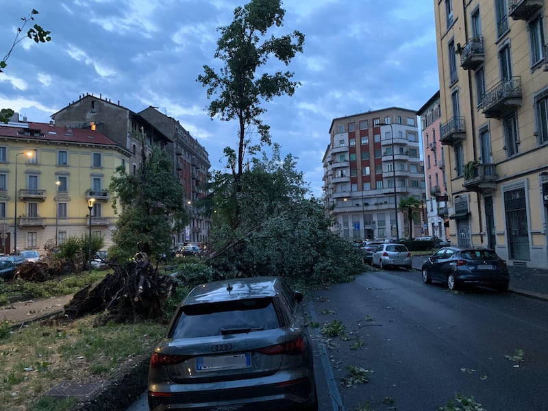 Tempesta su Milano, blocco alla viabilità e problemi ai trasporti 1
