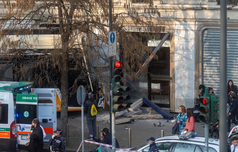 Tram deragliato, le foto dei feriti 12