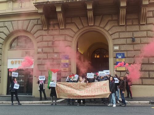 "Complici con genocidio palestinesi". Occupata la sede dell’Europarlamento a Roma