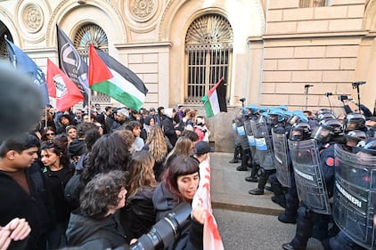 Scontri tra agenti e pro Pal davanti al museo egizio di Torino 5