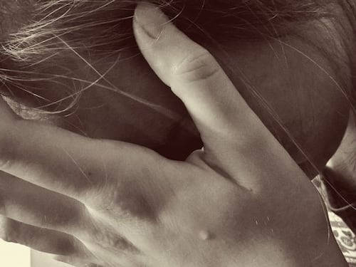 Romeno sequestra, picchia e stupra per ore la compagna: orrore nella roulotte