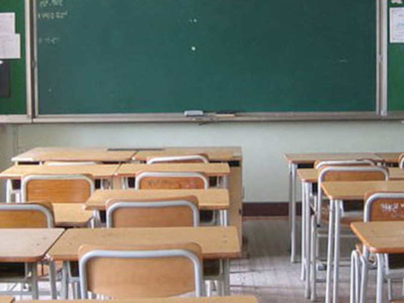 Cgil e prof: “Col caldo riaprire le scuole a ottobre”. Ma Valditara: “Investiti 20 milioni di euro per raffreddamento”