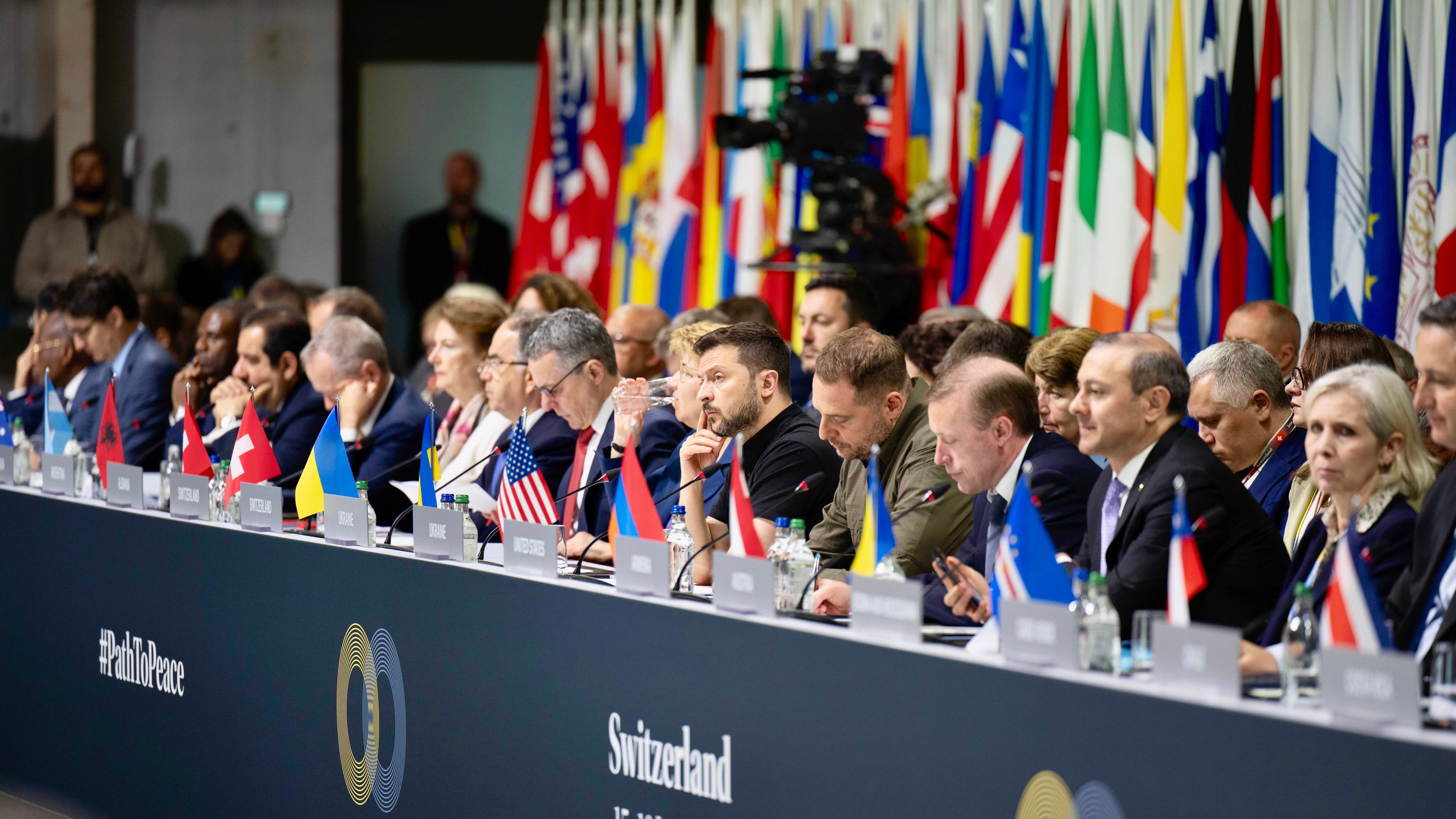 "Sì all'integrità di Kiev". Ma in 12 stanno con Mosca