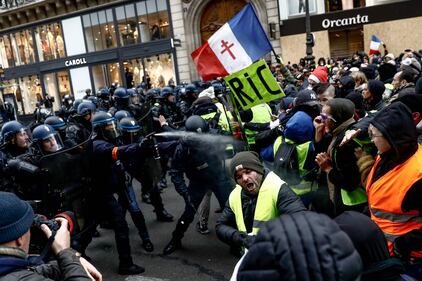 I Gilet gialli invadono Parigi nella quinta giornata di proteste 4