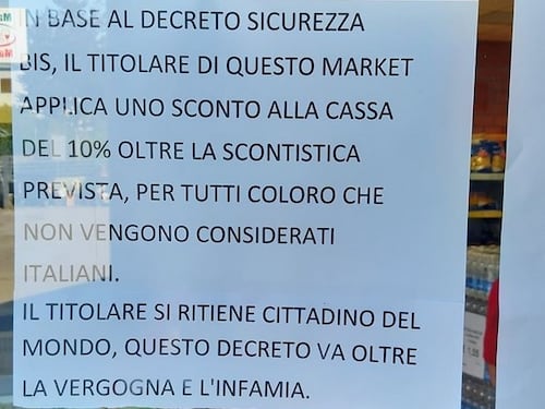 Decreto Sicurezza bis, negoziante fa sconti solo a stranieri: "Decreto oltre vergogna"