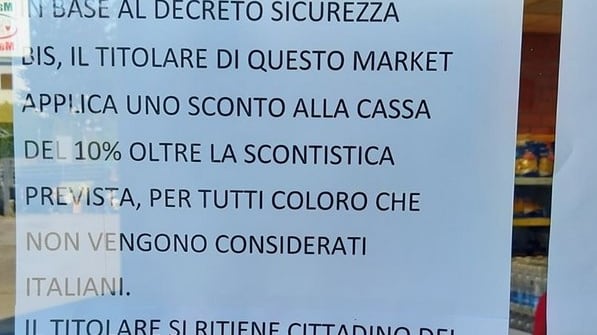 Decreto Sicurezza bis, negoziante fa sconti solo a stranieri: "Decreto oltre vergogna"