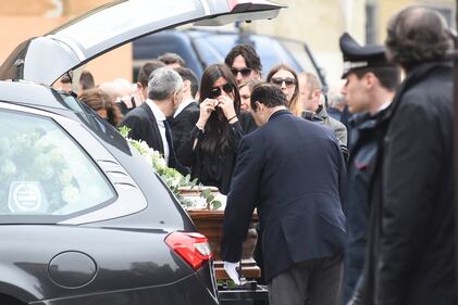 Amici, tifosi e persone comuni salutano il grande Cesare Maldini 15