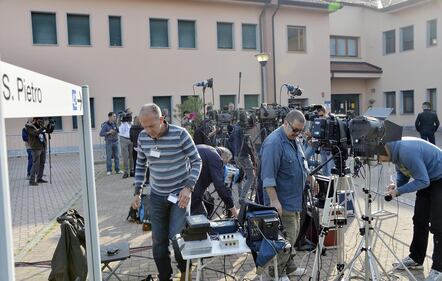 La folla dei giornalisti alla Sacra Famiglia 7