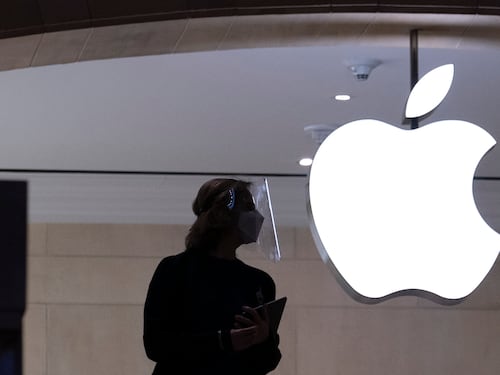 Apple cede a Trump: annunciati 100 miliardi di investimenti in Usa per evitare i dazi su iPhone