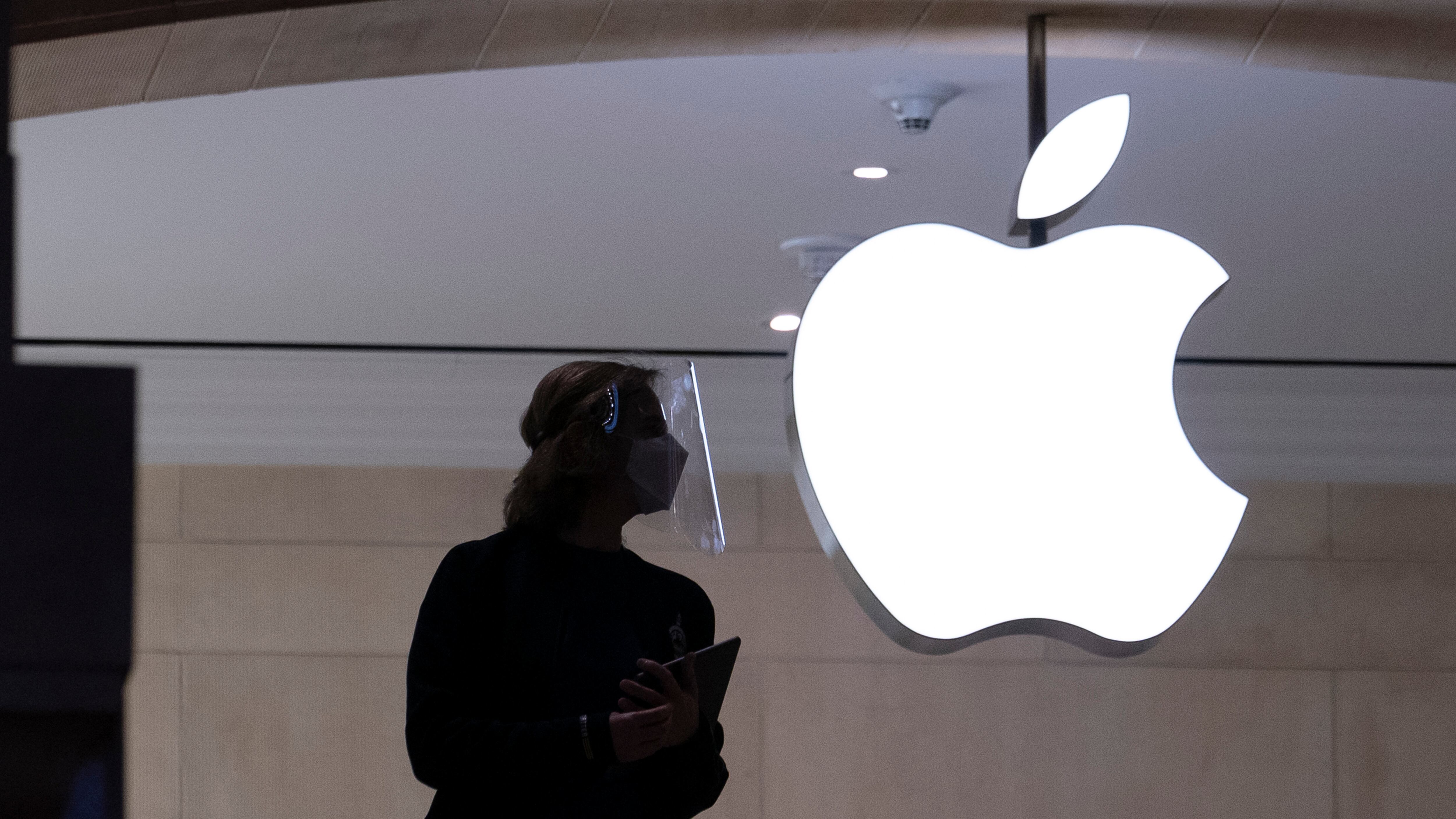 Apple cede a Trump: annunciati 100 miliardi di investimenti in Usa per evitare i dazi su iPhone