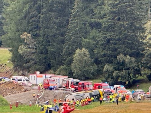 Svizzera, si ribalta un bus turistico con 48 persone a bordo. La polizia: “Morti e feriti”