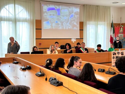 "Poche vie". Così il consiglio comunale dei ragazzi demolisce la propaganda dem sulle donne