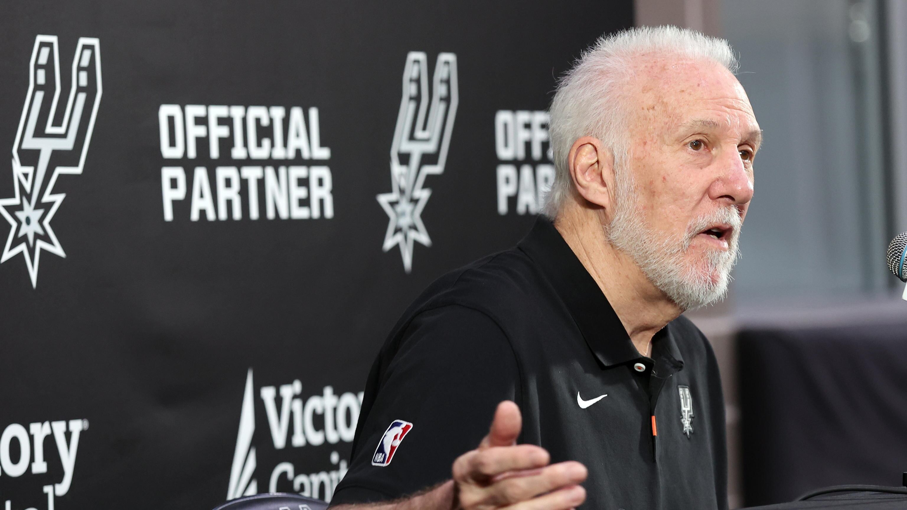 Mai visto in Nba, coach Popovich prende il microfono e ferma i fischi contro Kawhi Leonard