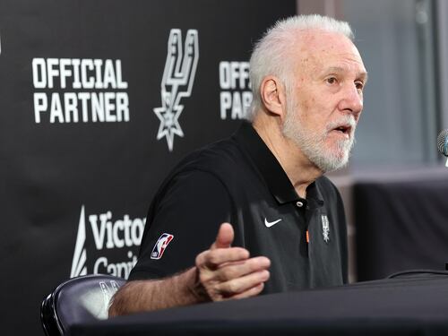 Mai visto in Nba, coach Popovich prende il microfono e ferma i fischi contro Kawhi Leonard