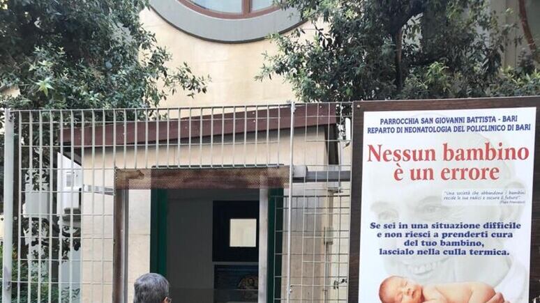 Neonata nella culla termica in chiesa. Il prete: "Un dono di Natale"