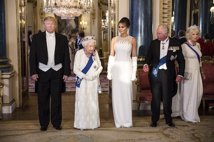 Melania Trump dalla regina con abito e guanti bianchi 7