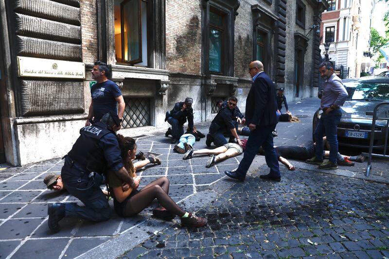 Attivisti di Ultima generazione imbrattano il ministero del Lavoro 3