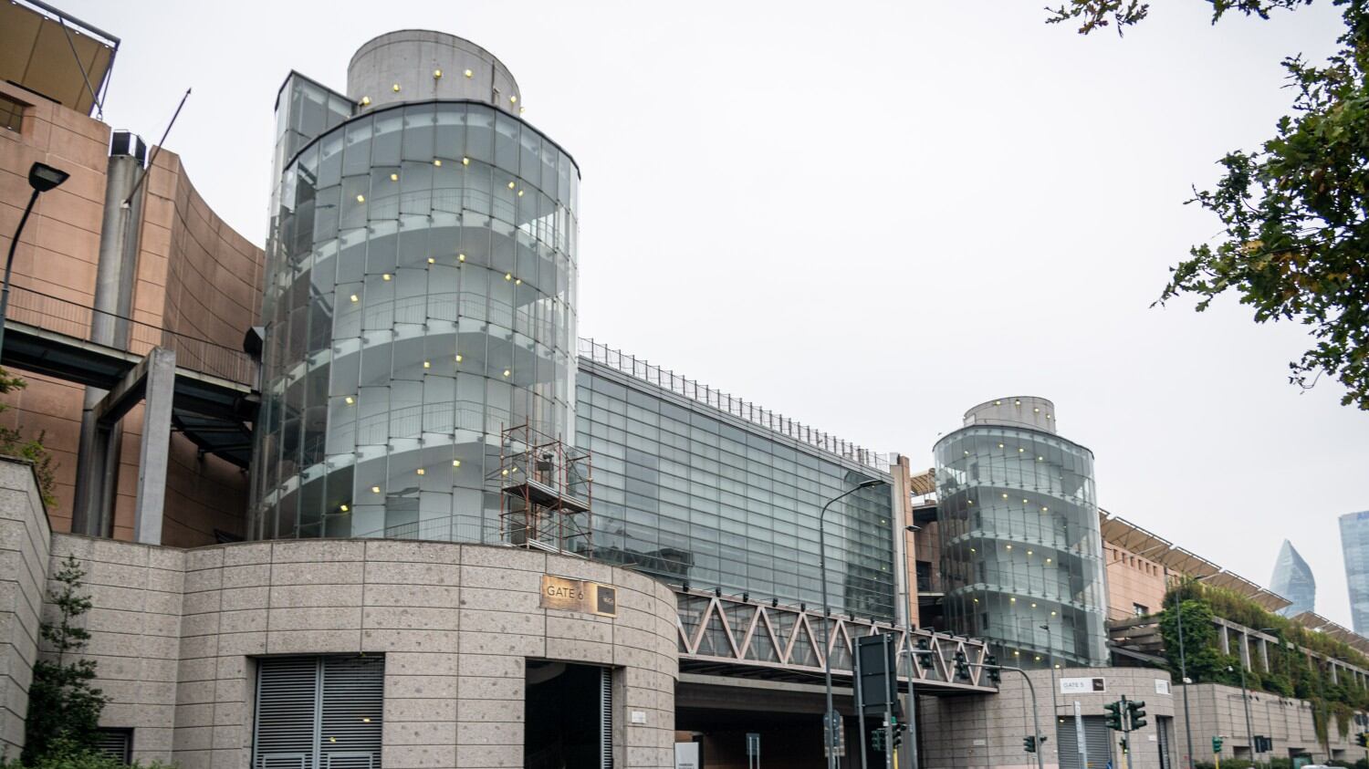 Salgono i contagi, la Lombardia riapre l'ospedale in Fiera a Milano