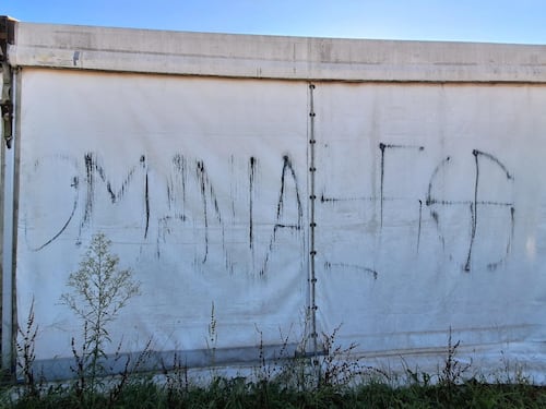 Svastiche, SS e "Israele boia": le scritte alla festa di Varese dove è attesa la Schlein
