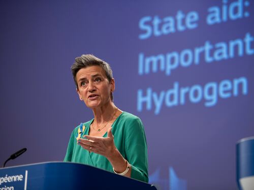 Vestager rinvia ancora le nozze Ita-Lufthansa. Giorgetti non molla
