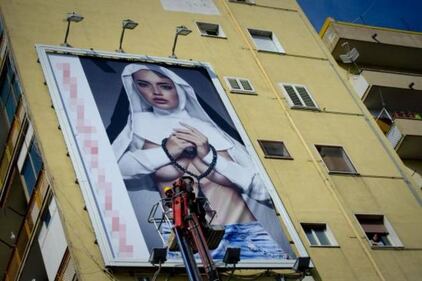 Il cartellone con la suora sexy che fa discutere a Napoli 8