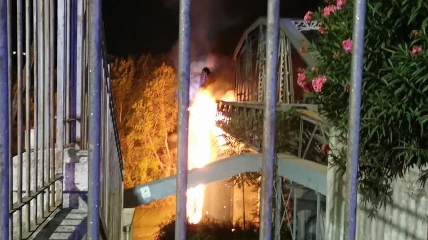 Una lingua di fuoco sul Tevere: in fiamme il "Ponte di ferro" a Roma
