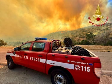 L'incendio scoppiato a Punta Molentis 10