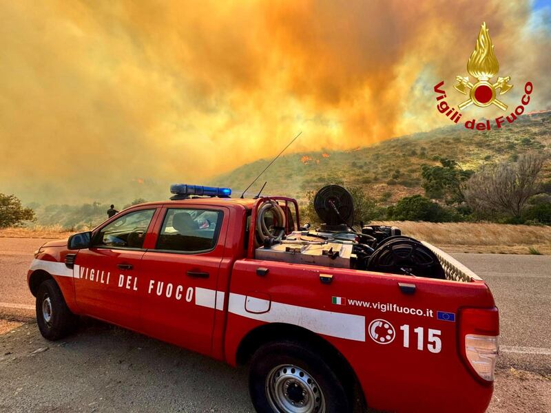 L'incendio scoppiato a Punta Molentis 10