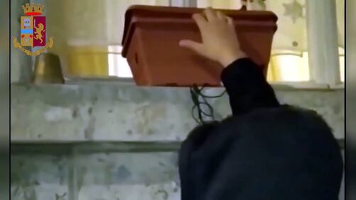 La polizia ha trovato un fortino della droga in una casa a Milano 7