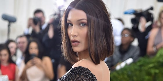 Bella Hadid sexy in un abito mozzafiato 9