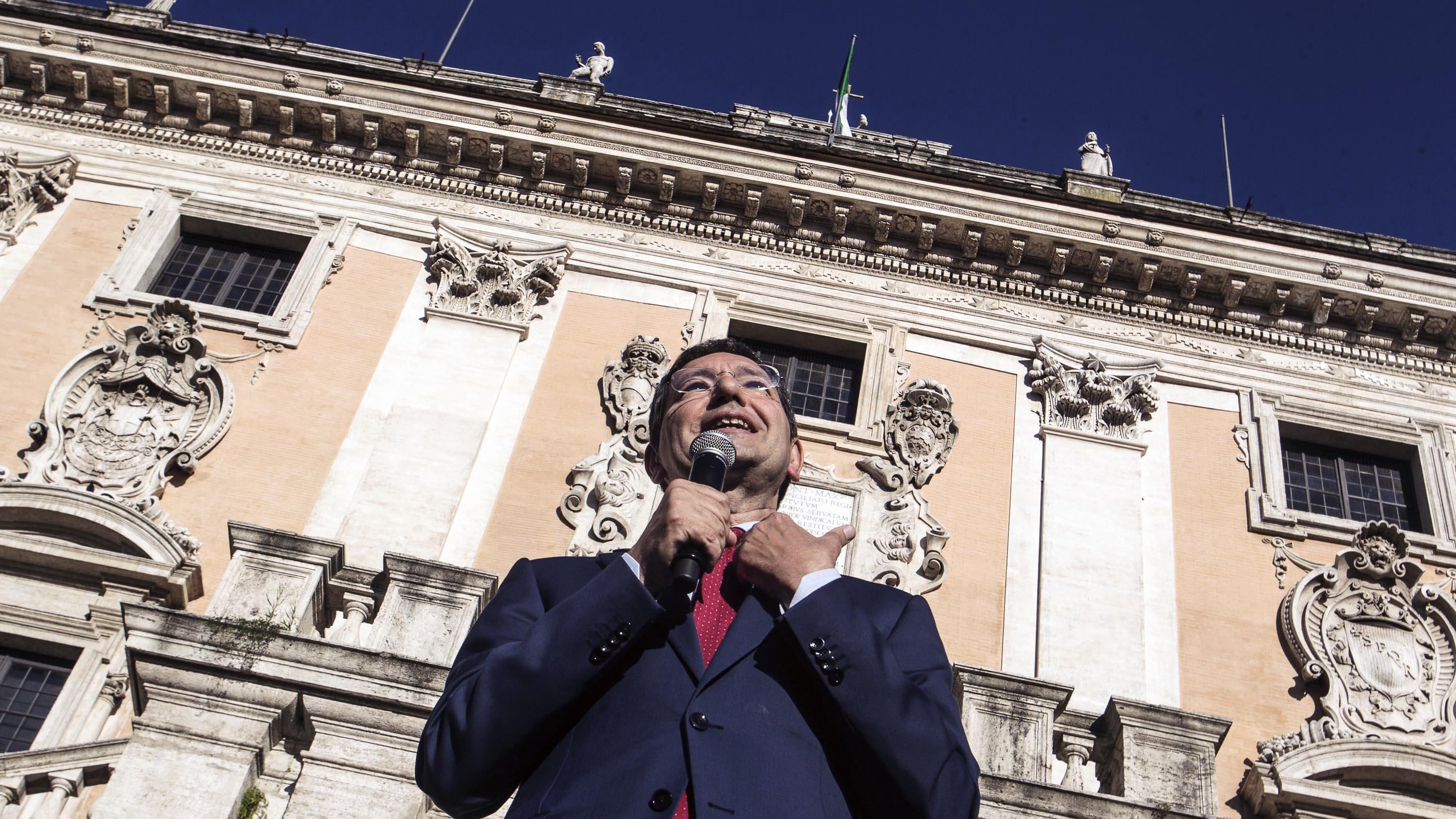Marino prepara la stangata: vuole alzare le tasse ai turisti