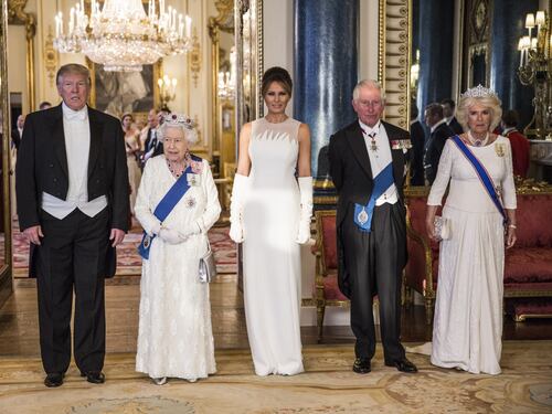 Melania Trump dalla regina con abito e guanti bianchi
