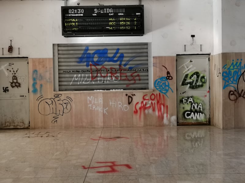 Nella stazione da incubo, tra svastiche, scritte razziste e abbandono 15