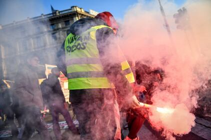 Gli studenti in corteo a Milano: alcuni indossano gilet gialli 9
