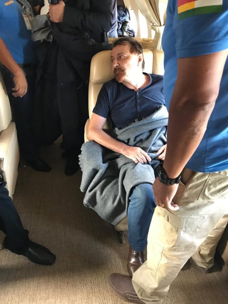 Bolivia, Battisti sale sull'aereo diretto a Roma 3