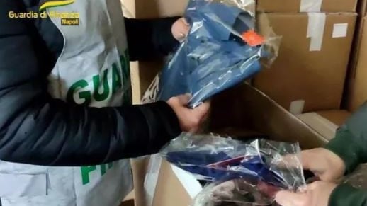 Vestiti usati venduti come nuovi a Milano e Roma