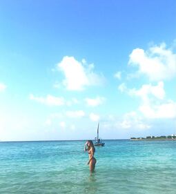 Belen Rodriguez, bikini bollente in spiaggia: foto 26